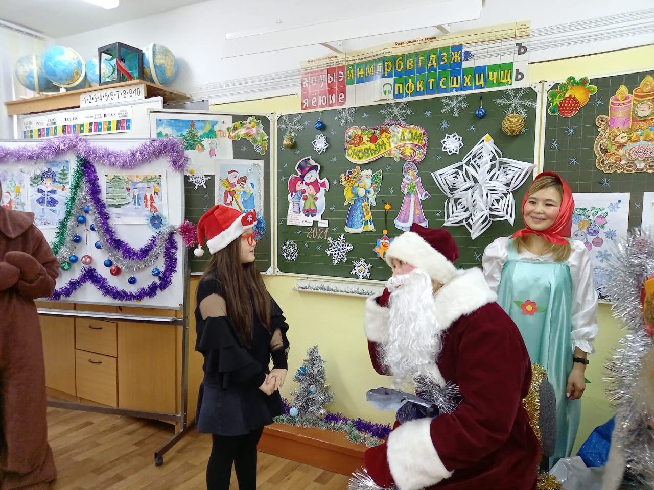 Новогодняя сценка для старшеклассников. Сценка на новый год в школе. Новогодняя сценка в школе. Идеи для сценки на новый год в школе.